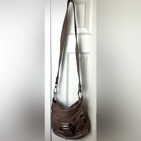 B. MAKOWSKY Crossbody Purse Taupe Tan Beige Brown Leather Handbag Buckle Pockets - Picture 2 of 16
